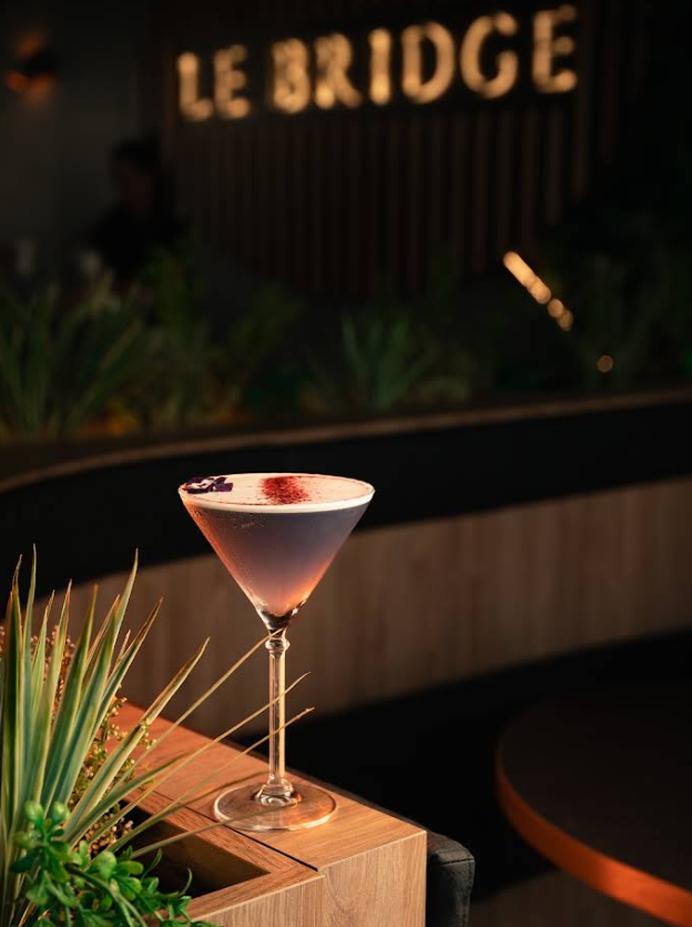 Cocktail violet et garniture à Le Bridge, ambiance bar lounge