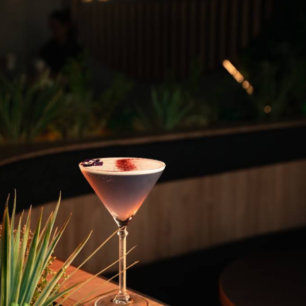 Cocktail violet et garniture à Le Bridge, ambiance bar lounge